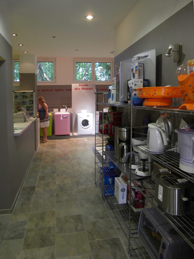 Verkaufsraum Eingang nachher mit einzeln praesentierten Waren