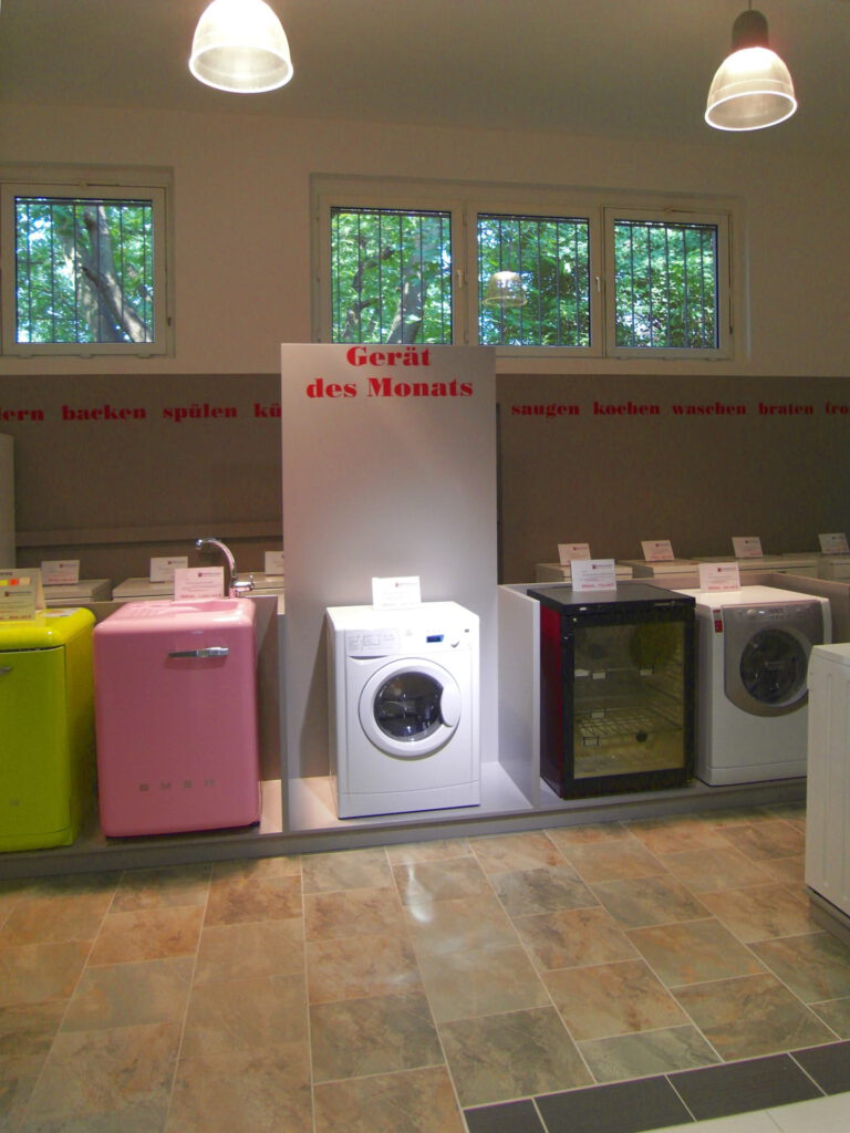 Verkaufsraum links nachher mit zusammenhängend strukturierter Warenpräsentation