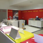 Verkaufsraum rechts nachher mit aufgeräumtem Warenangebot und Kaffeelounge