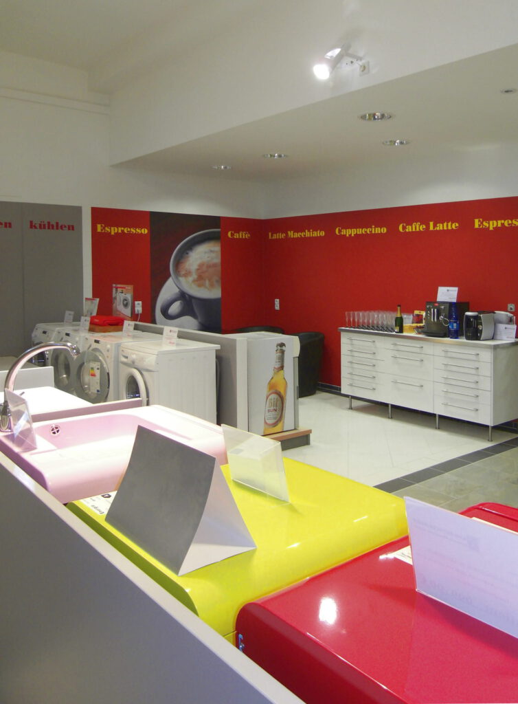 Verkaufsraum rechts nachher mit aufgeräumtem Warenangebot und Kaffeelounge