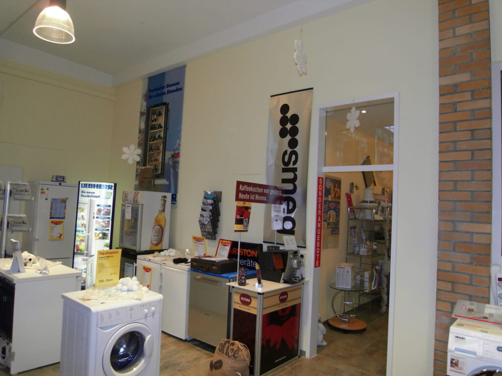 Verkaufsraum rechts vorher mit unzusammenhängendem Warenanbebot