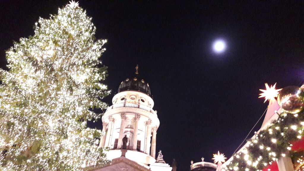 Weihnachten am Berliner Gendarmenmarkt mit Weihnachtsbaum, Deutschem Dom und Mond