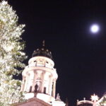 Weihnachten am Berliner Gendarmenmarkt mit Weihnachtsbaum, Deutschem Dom und Mond
