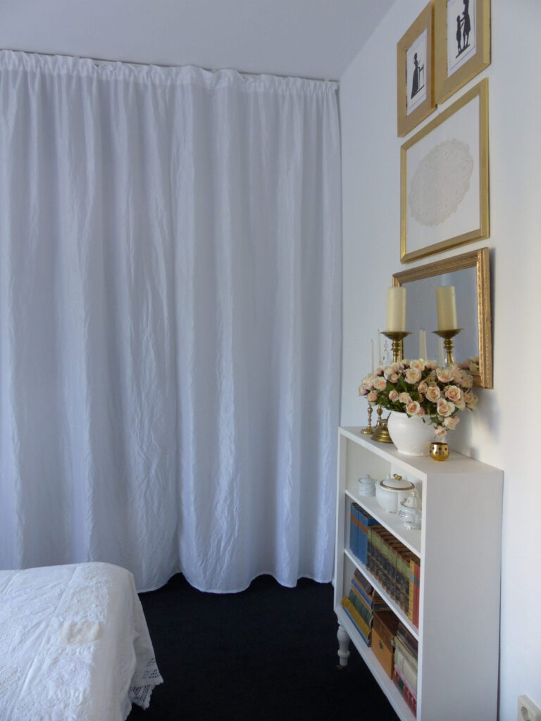 weisses Schlafzimmer Fertig mit Bildern, Spiegel und dekoriertem Regal