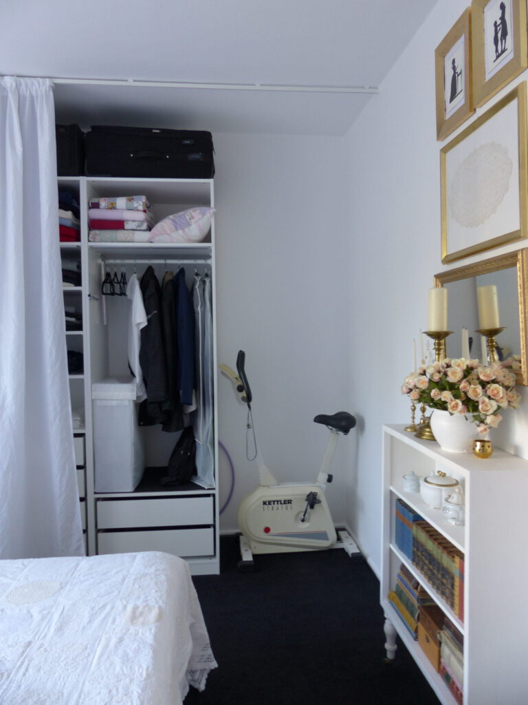 weisses Schlafzimmer Fertig mit Hometrainer