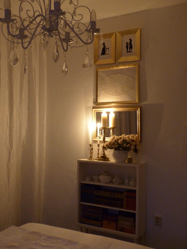 weisses Schlafzimmer Fertig mit Kerzenlicht