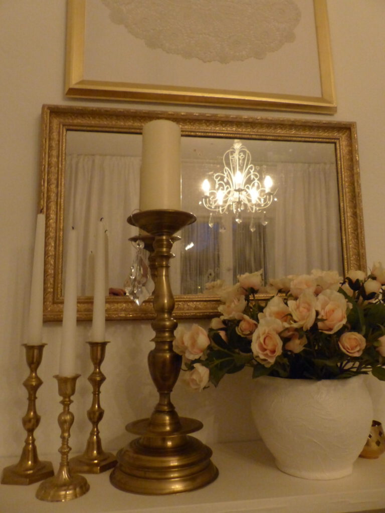 weisses Schlafzimmer Fertig mit Kerzenständern und Rosenstrauß als Dekoration