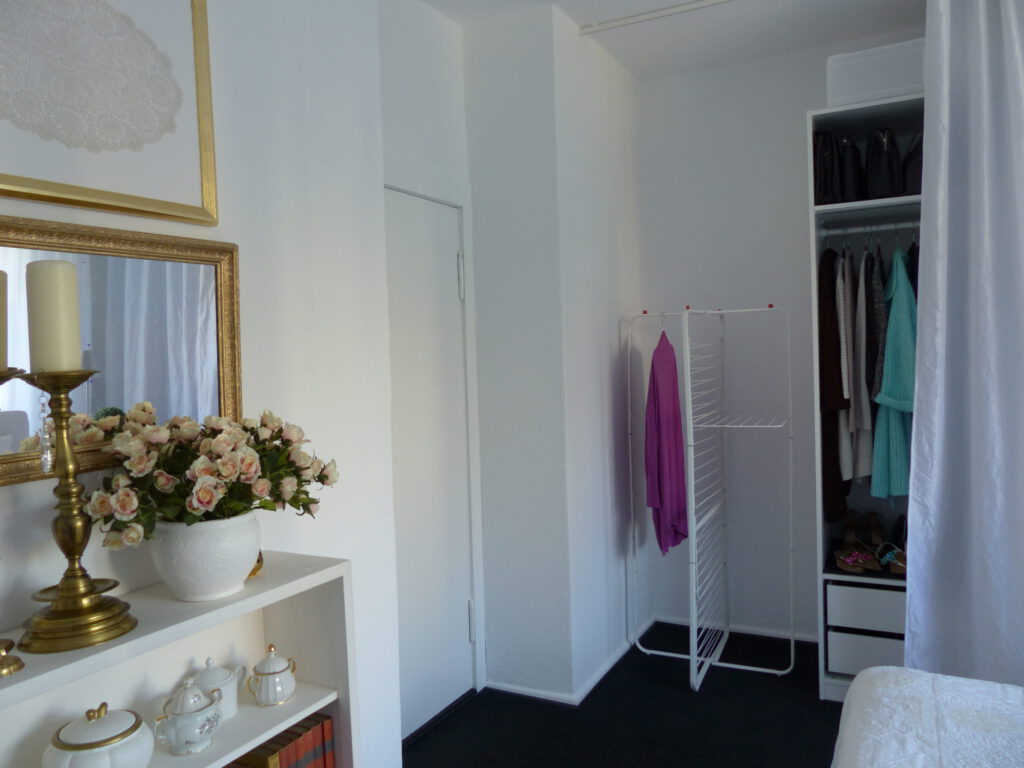 weisses Schlafzimmer Fertig mit Bild, Spiegel, Regal und Wäscheständer