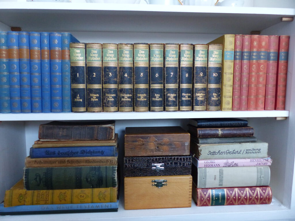 weisses Schlafzimmer Fertig mit alten Büchern im Regal