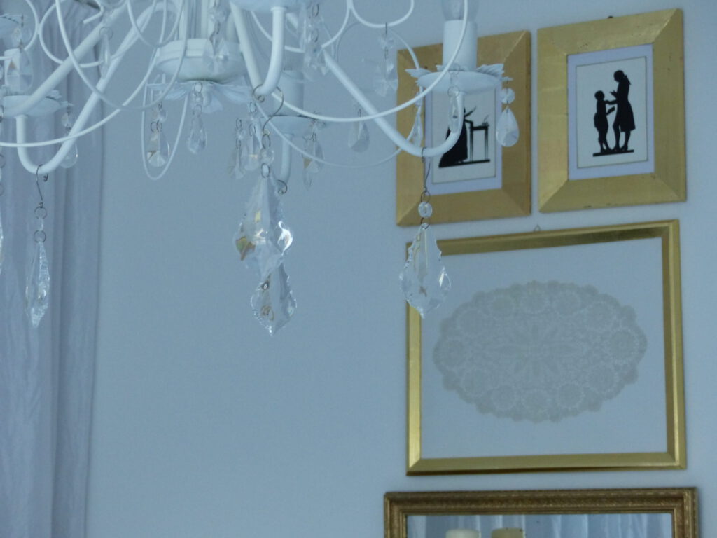 weisses Schlafzimmer Fertig mit Kronleuchter und Bildern