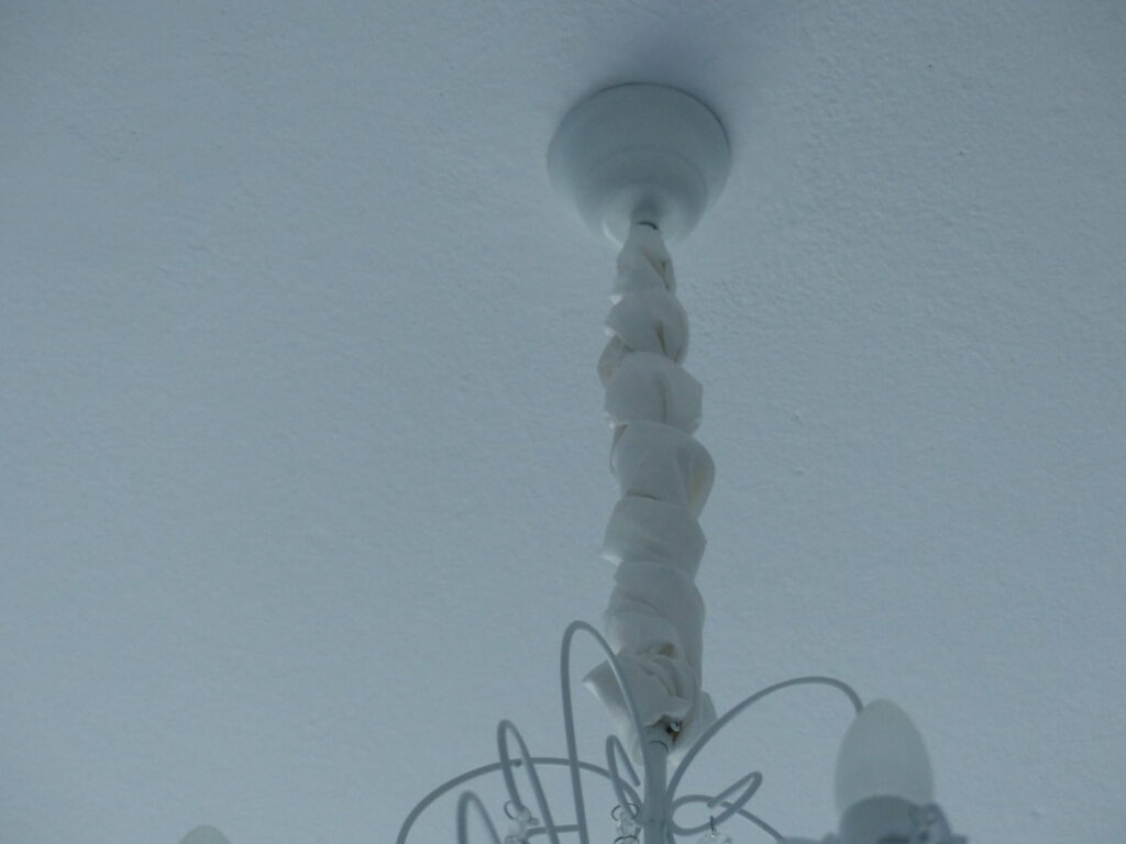 weisses Schlafzimmer Fertig mit ummantelter Kronleuchterkette