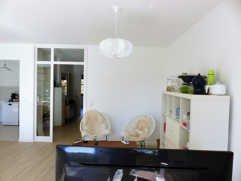 Wohnbereich Blick 9 vorher mit Wohnzimmertuer, Stuehlen, Couchtisch und Regal