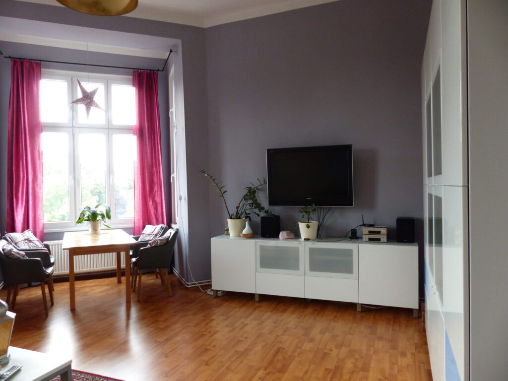 Wohnzimmer Blick 1 nachher mit Esstisch, weissem Sideboard und Schrank