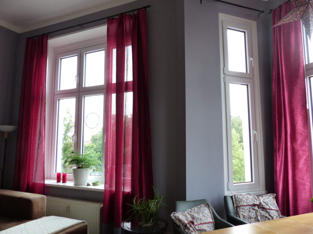 Wohnzimmer Blick 1 nachher mit Fenstern und pinkfarbenen Vorhaengen