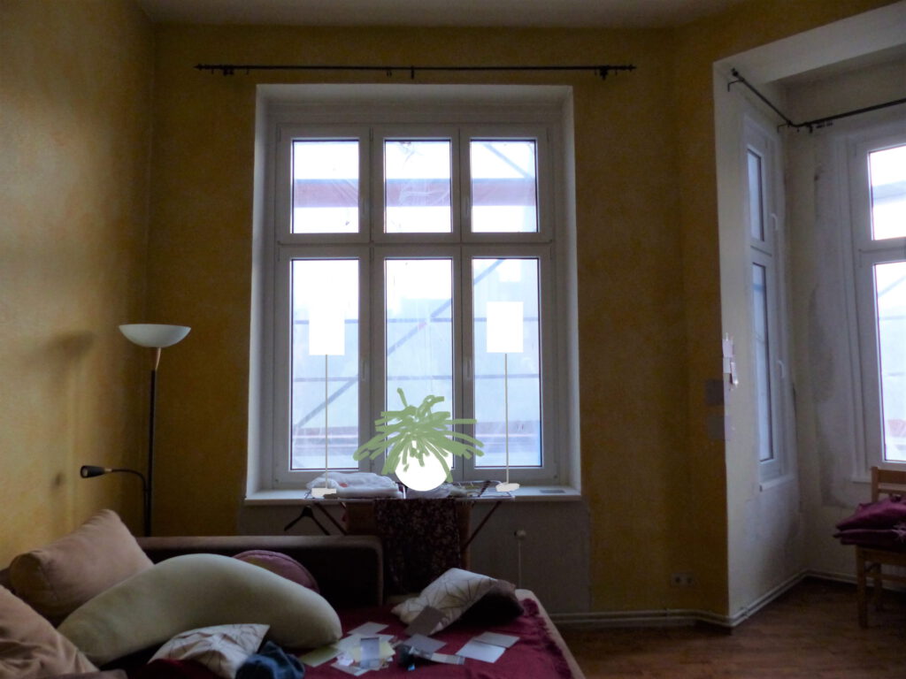 Wohnzimmer Blick 2 vorher mit Ecksofa, Stehlampe und gelber Wand