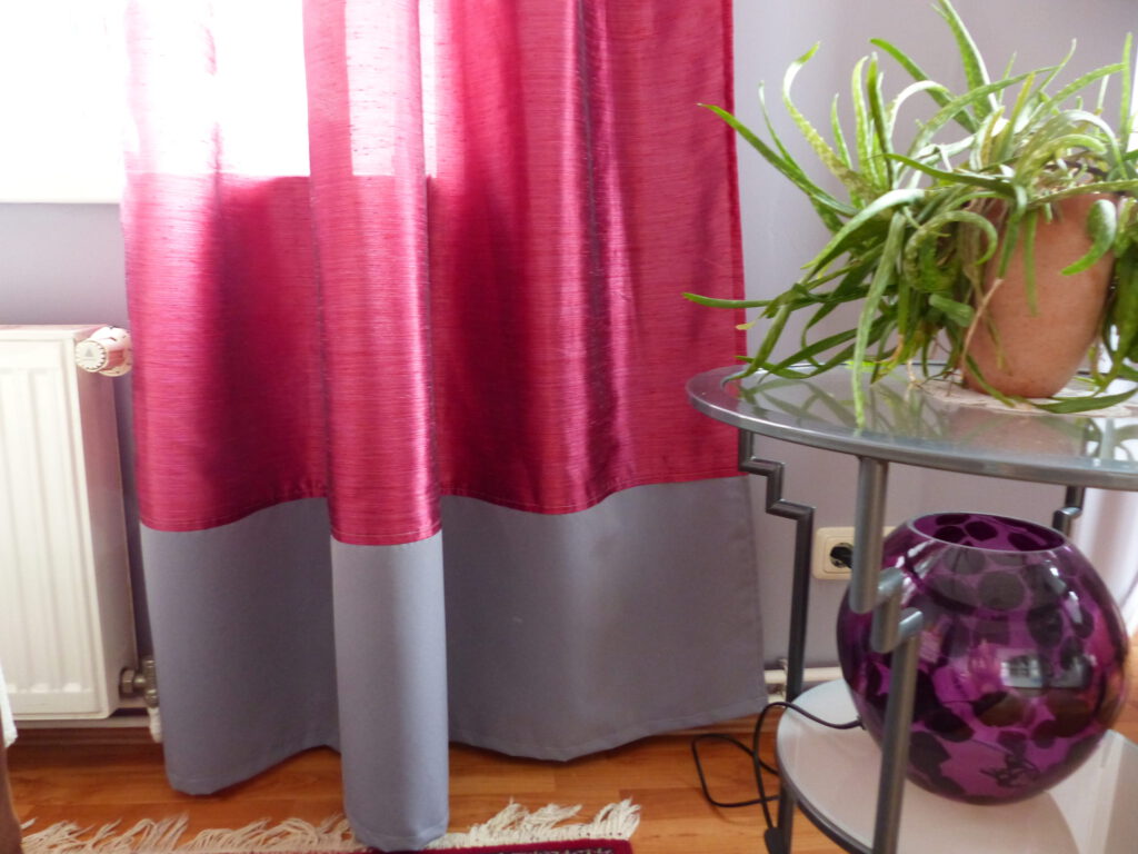 Wohnzimmer Blick 2 nachher mit Detail Vorhangabschluss und Blumentopf-Ständer