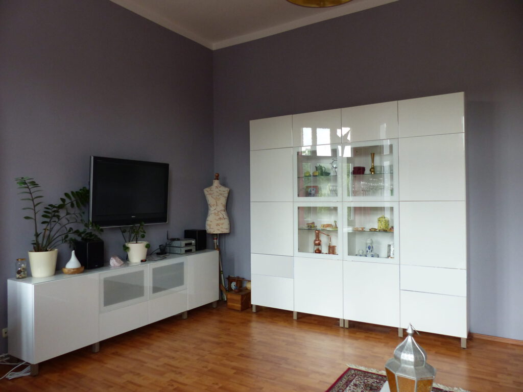 Wohnzimmer Blick 3 nachher mit TV, weissem Sideboard und Schrank