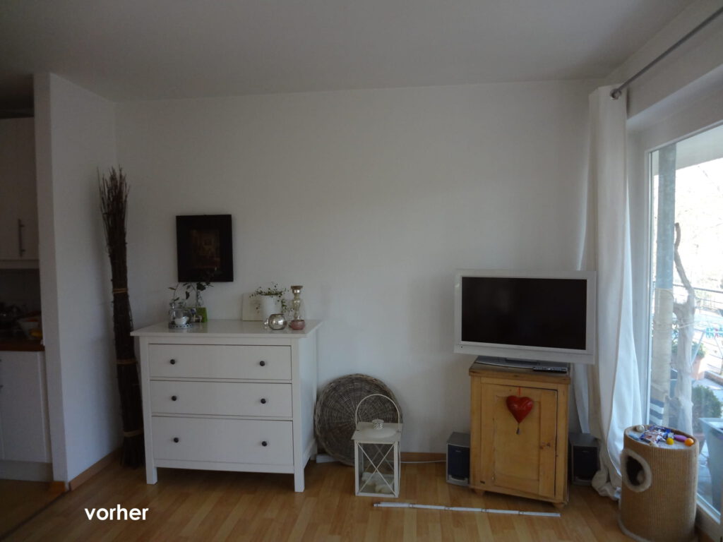 Wohnzimmer TV Umgebung vor Umgestaltung mit Kommode und TV auf kleinem Schrank