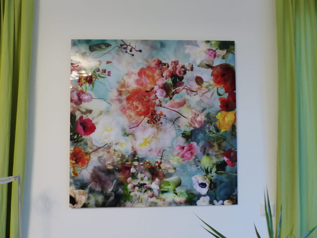 Wohnzimmer nachher Bild mit bunten Blumen