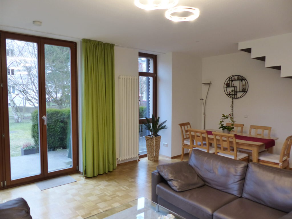 Wohnzimmer nachher Essplatz Lampen und Zimmerpflanze