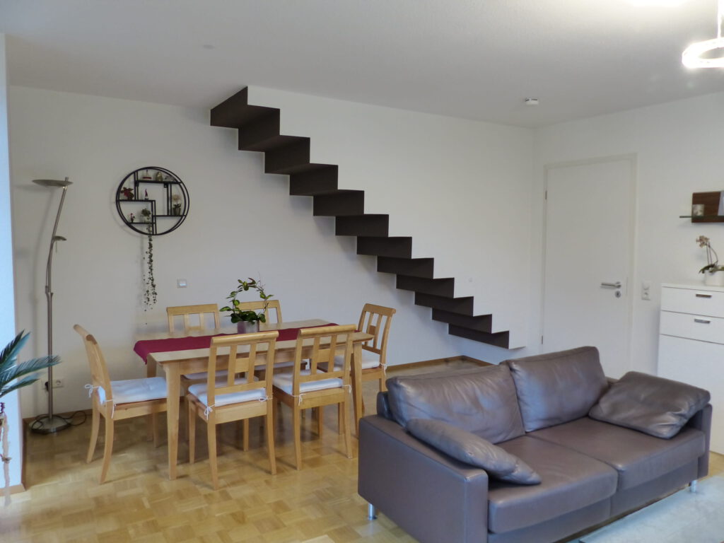 Wohnzimmer nachher Essplatz Treppe mit weisser Wandfarbe