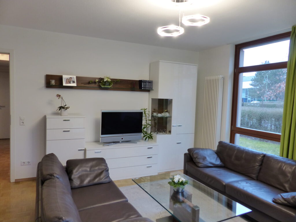 Wohnzimmer nachher Regal TV integriert
