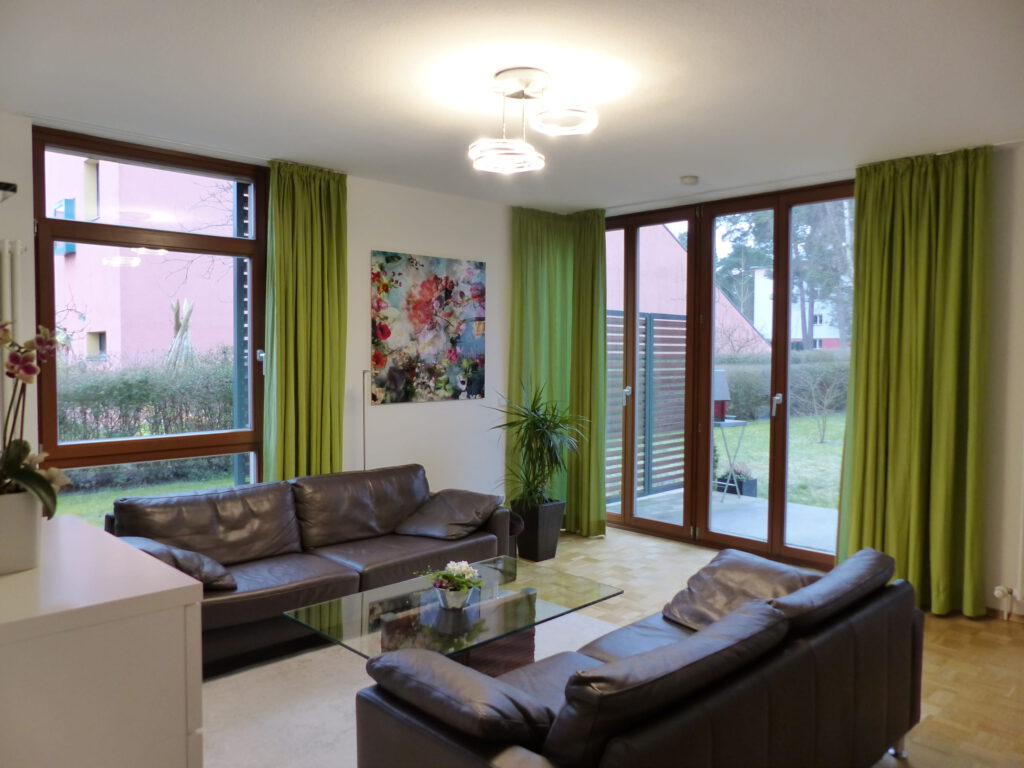 Wohnzimmer nachher Sitzgruppe gegenueberstehend