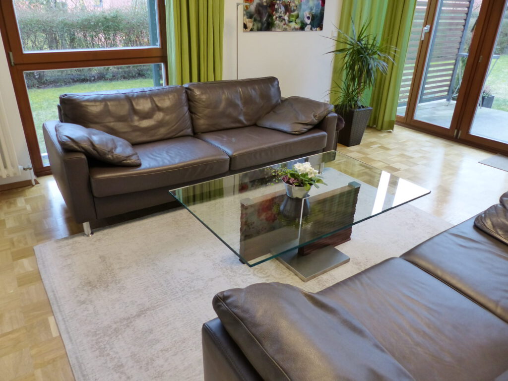Wohnzimmer nachher Sofa Couchtisch in Glas