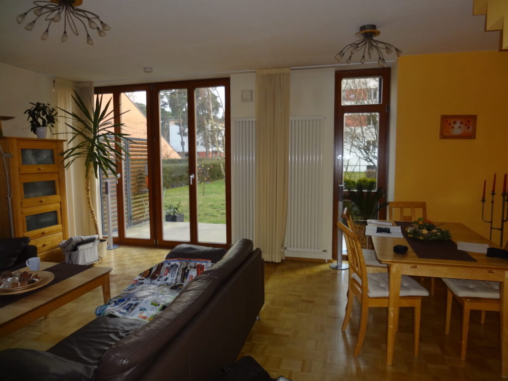 Wohnzimmer vorher Essplatz Sitzgruppe Fenster mit beigen Vorhaenge