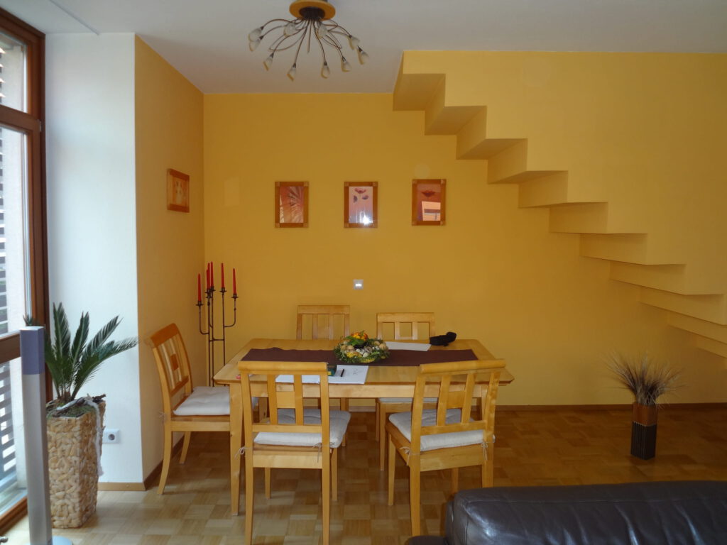 Wohnzimmer vorher Essplatz Treppe mit gelber Wandfarbe