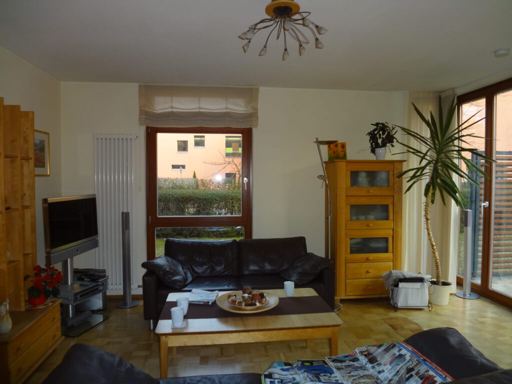 Wohnzimmer vorher Sofa Couchtisch in Holz