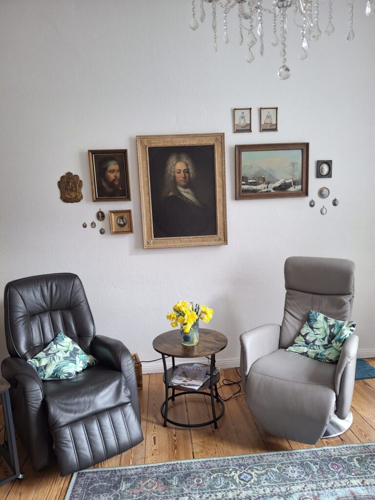 neue Wandgestaltung mit vorhandenen Bildern-nachher