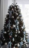 Weihnachtsbaum-hellblaue-Schleifen-B1721-03
